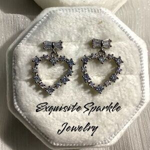 💖Beautiful 18k White Gold Filled Petite Zircon Heart Post Back Dangle